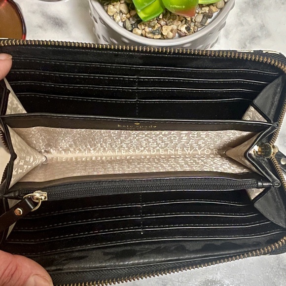 SOLD Kate Spade wallet - Picture 4 of 11